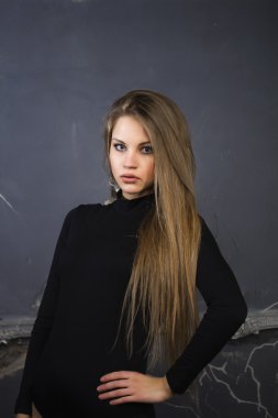 Uzun saçlı çekici sarışın kadın