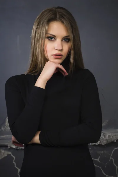 Mujer bonita posando en el estudio — Foto de Stock