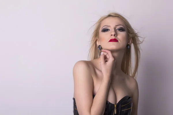 Femme blonde séduisante dans un corset — Photo