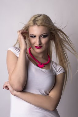 Güzel kadın uzak arıyor. Stüdyo vurdu