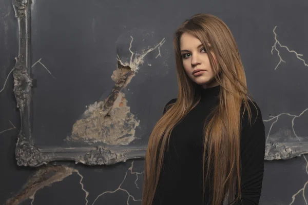 Retrato de estudio de una mujer con el pelo largo — Foto de Stock