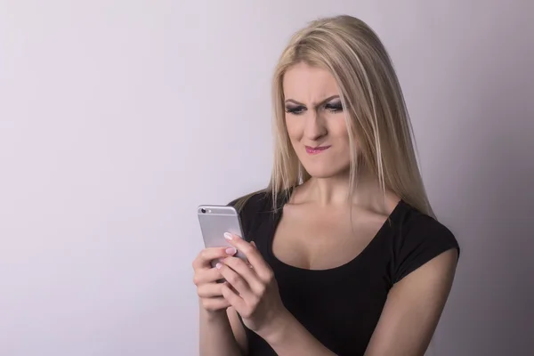 Nervous woman looking on mobile phone — Stock Photo, Image