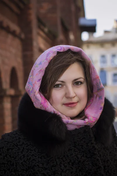 Mujer joven bonita en una bufanda — Foto de Stock