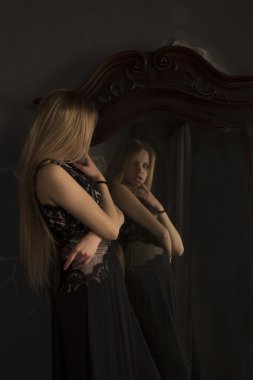 Seksi kadın kendini aynada yansıma arıyor 