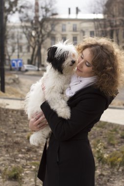 Parkta köpek ile oynarken çok güzel sarışın kadın