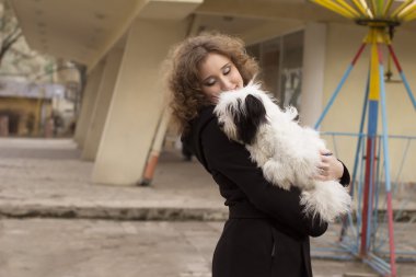 Parkta köpek ile oynarken çekici sarışın kadın