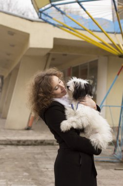 Güzel sarışın kadın ile köpek parkta oynarken
