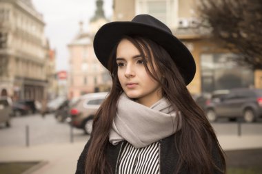 Güzel esmer kadın siyah bir şapka