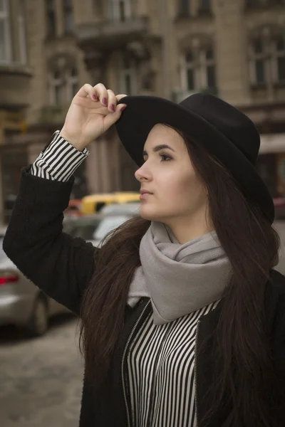 Pretty brunette woman in hat. Outdoor shot — Stock Photo, Image