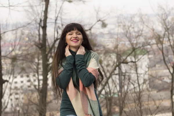 Mulher sorridente com cabelos longos na rua — Fotografia de Stock