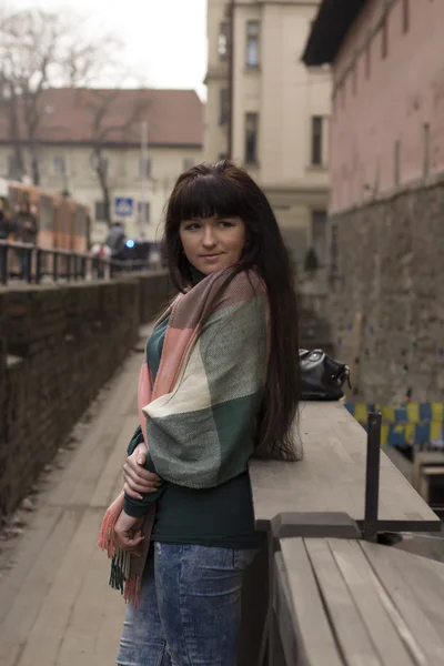 Brunette femme aux cheveux longs dans la rue — Photo