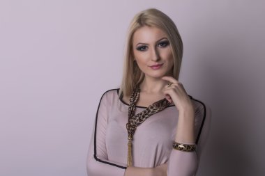 Genç sarışın kadın. Stüdyo vurdu