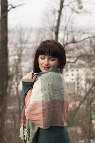 Брюнетка жінка в шарф відкритий — стокове фото