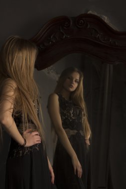 Güzel kadın kendini aynada yansıma arıyor 