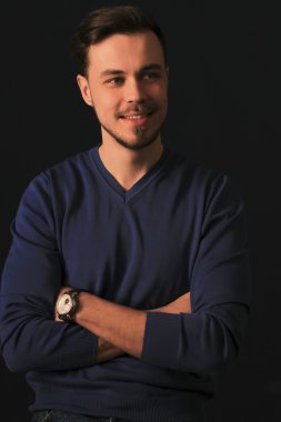 Gölgeler ile duvarın üzerinden pozlar genç adam