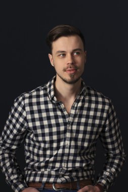 Stüdyoda bir tişörtlü yakışıklı adam