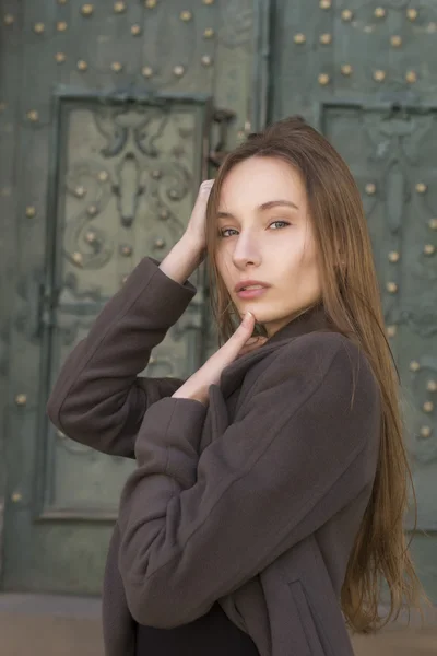 Preciosa joven rubia con un abrigo gris — Foto de Stock