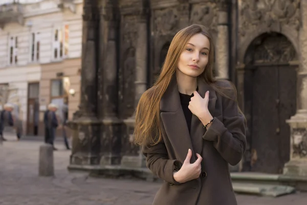 Vonzó fiatal szőke nő, egy szürke kabátot — Stock Fotó