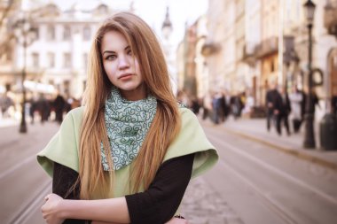 Güzel sarışın bayanı bir kat