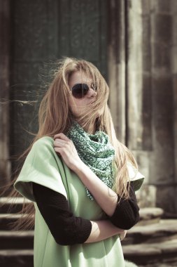 Street güneş gözlüklü sarışın kadın