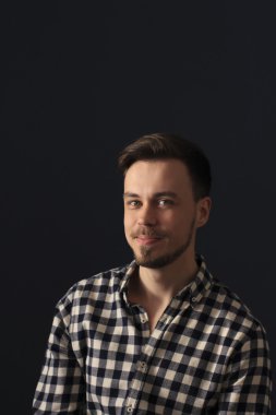 Stüdyoda bir gömlek gülümseyen adam