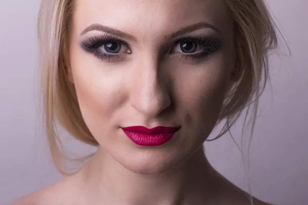 Schöne blonde Modell Gesicht Nahaufnahme — Stockfoto
