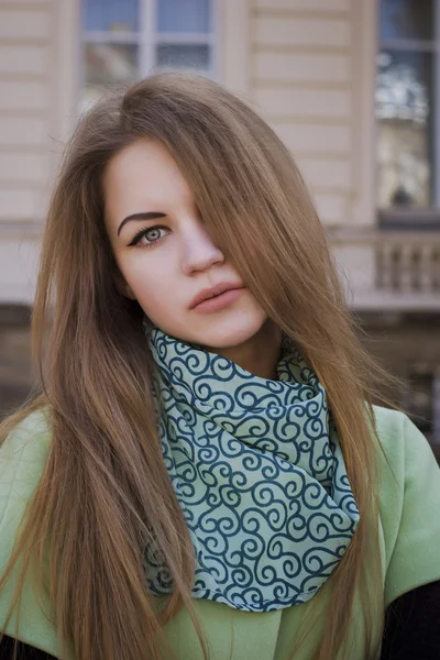 Closeup portrait of blonde woman at the city — Stock Photo, Image