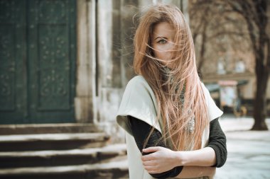 Muhteşem sarışın model şık bir ceket