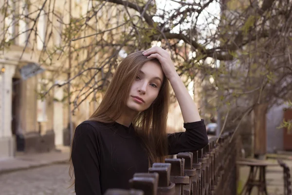 Street portrait of young woman at the city — Stock Photo, Image