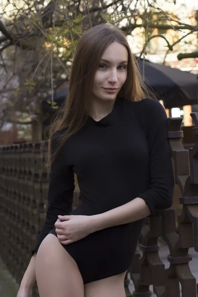 Jovem mulher de cueca posando na rua — Fotografia de Stock