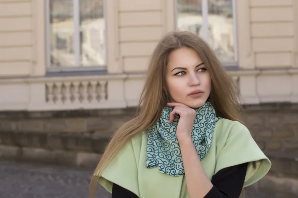 Mooie blonde model in het gebouw — Stockfoto