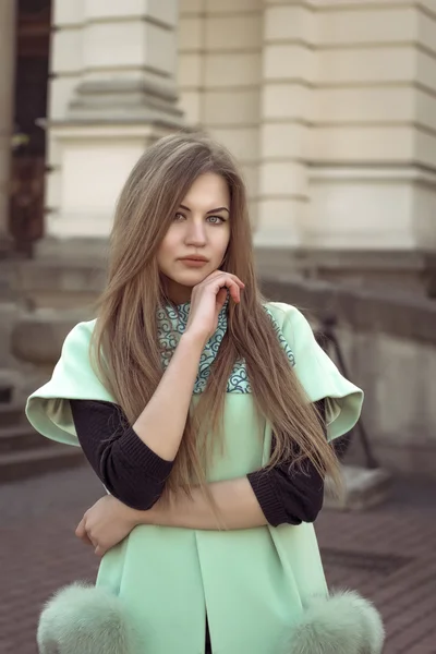 Mooie jonge model in een modieuze jas — Stockfoto
