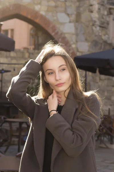 Hermosa joven modelo en un abrigo gris —  Fotos de Stock