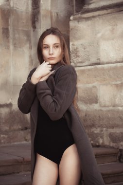 Pratty kadın iç çamaşırı ve gri paltolu