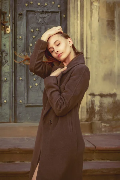 Krásná mladá bruneta žena v šedém plášti — Stock fotografie