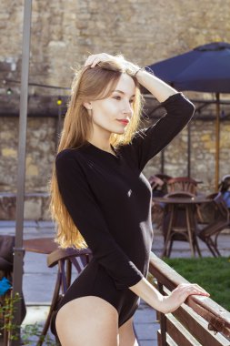 Güzel kadın iç çamaşırı sokağın poz