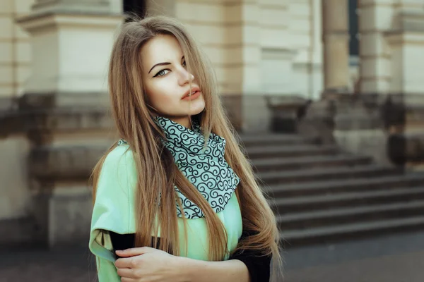 Portret van mooie blonde vrouw op de straat — Stockfoto