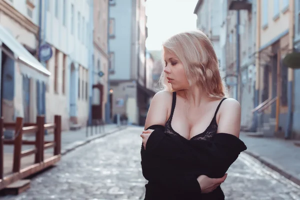 Femme blonde en lingerie dans la rue — Photo