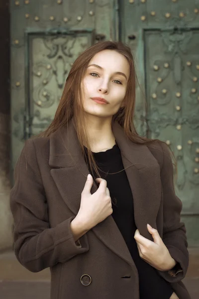 Porträt einer schönen Frau auf der Straße — Stockfoto