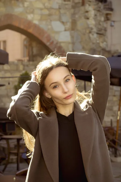 Attraente donna bionda in un cappotto grigio — Foto Stock