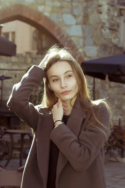 Bella giovane modella bionda in un cappotto grigio — Foto Stock