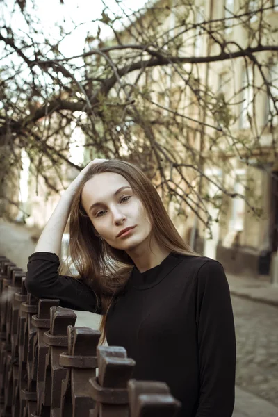 Street portrait of beautiful woman at the city — Stock Photo, Image