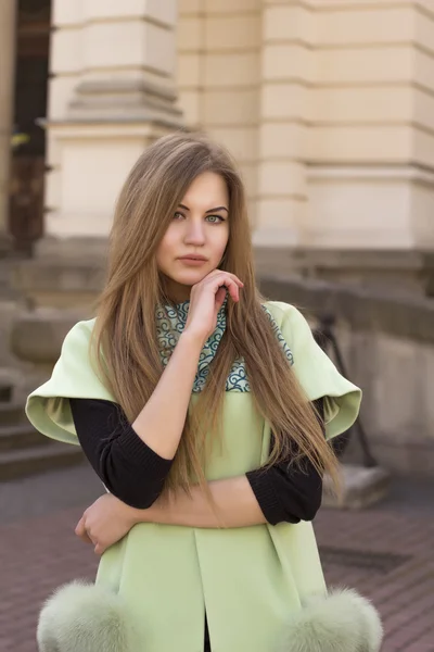 Mooie blonde model met een lange haren — Stockfoto