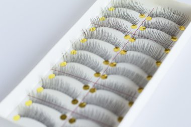 Beyaz bir arka plan üzerinde siyah sahte kirpik kiti