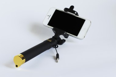 Kablolu selfie sopa ile beyaz bir arka plan üzerinde bir smartphone