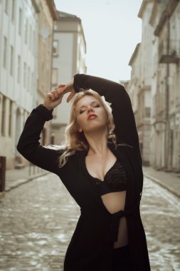 Şehvetli sarışın kadın iç çamaşırı Street