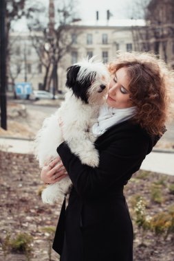 Güzel sarışın kadın ile köpek parkta oynarken