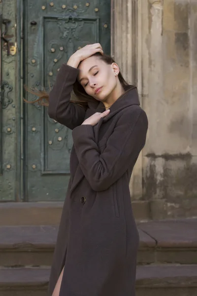 회색 코트에 관능적인 젊은 여자 — 스톡 사진