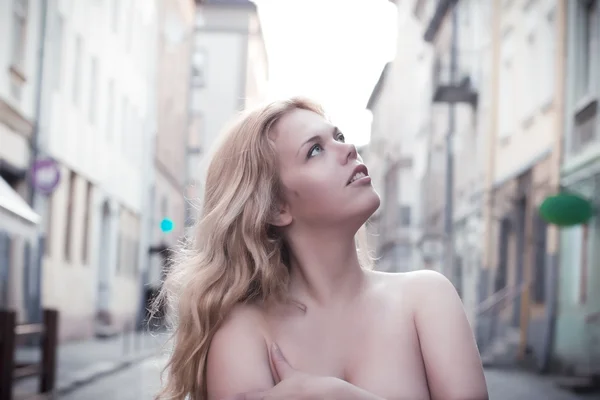 Mulher loira de topless na cidade — Fotografia de Stock