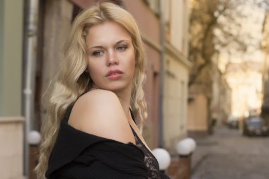 Street açılarak gömlekli sarışın kadın